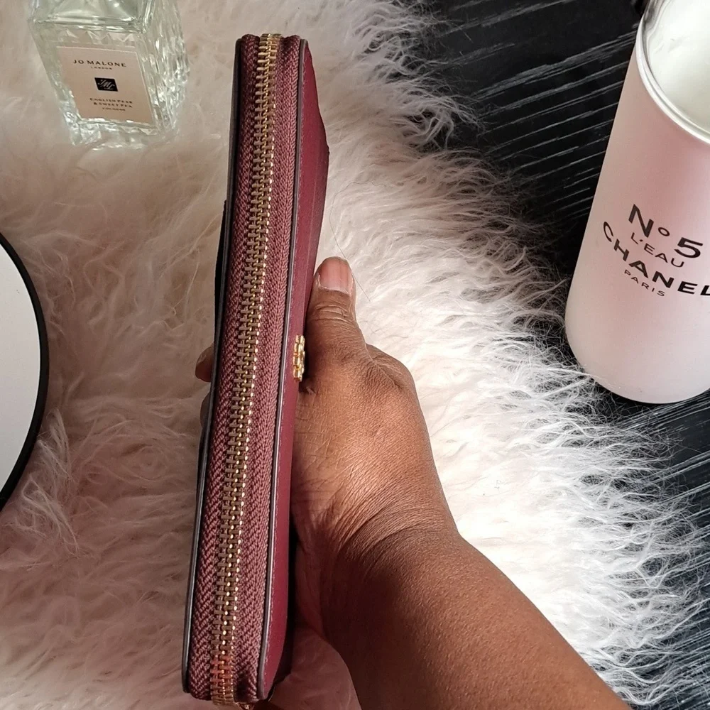 Tory Burch NWOTs Emerson Wristlet Zip Continental